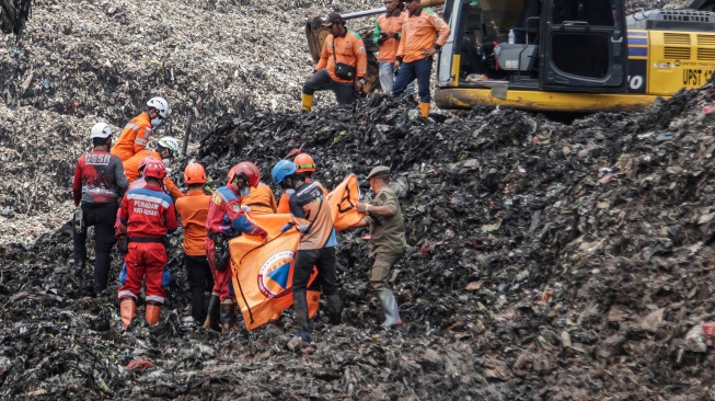 Sejumlah petugas gabungan memindahkan korban longsor gunungan sampah ke kantung jenazah usai ditemukan di Tempat Pengolahan Sampah Terpadu (TPST) Bantargebang, Bekasi, Jawa Barat, Senin (9/3/2026). [ANTARA FOTO/Darryl Ramadhan/wsj]