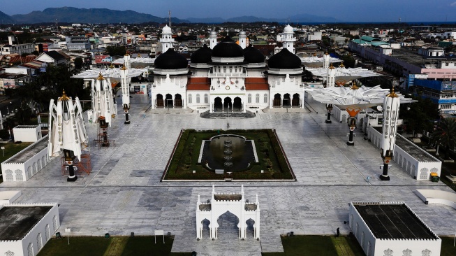 Foto aerial suasana Masjid Raya Baiturrahman di Banda Aceh, Aceh, Senin (9/3/2026). [ANTARA FOTO/Akramul Muslim/hma/tom]