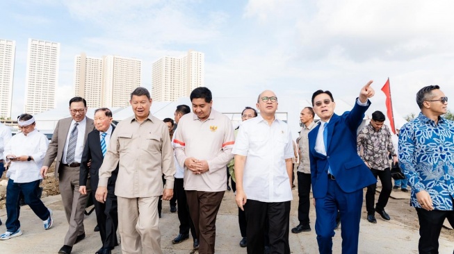 CEO Danantara Indonesia, Rosan Roeslani, bersama Menteri PKP Maruarar Sirait, Hashim Djojohadikusumo melakukan tinjauan ke lokasi pembangunan MBR di Cikarang, Jawa Barat. [Dokumentasi Danantara].