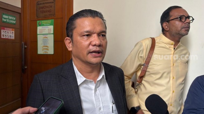 Kuasa hukum Lee Kah Hin, Rolas Budiman Sitinjak (kiri) dan Haris Azhar (kanan). (Suara.com/Faqih)