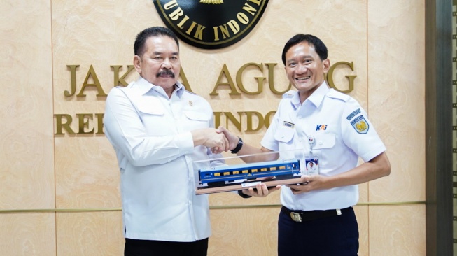 Direktur Utama PT KAI Bobby Rasyidin (kanan) dengan Jaksa Agung ST Burhanuddin (kiri) saat menggelar pertemuan di Kejaksaan Agung, Jakarta, Senin (9/3/2026). [Handout]
