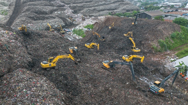 Foto udara sejumlah operator menggunakan alat berat melakukan pencarian korban longsor gunungan sampah di Tempat Pengolahan Sampah Terpadu (TPST) Bantargebang, Bekasi, Jawa Barat, Senin (9/3/2026). [ANTARA FOTO/Darryl Ramadhan/wsj]