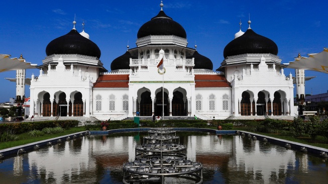 Suasana halaman Masjid Raya Baiturrahman di Banda Aceh, Aceh, Senin (9/3/2026). [ANTARA FOTO/Akramul Muslim/hma/tom]
