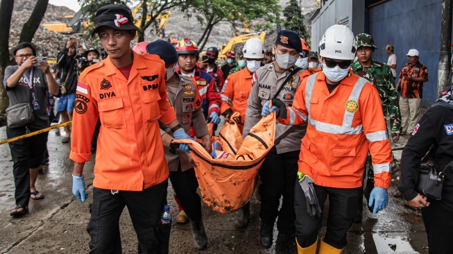 Sejumlah petugas gabungan membawa kantung berisi jenazah korban longsor gunungan sampah usai ditemukan di Tempat Pengolahan Sampah Terpadu (TPST) Bantargebang, Bekasi, Jawa Barat, Senin (9/3/2026). [ANTARA FOTO/Darryl Ramadhan/wsj]