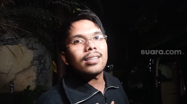 Thariq Halilintar di rumah duka Vidi Aldiano pada Senin, 9 Maret 2026. [Suara.com/Tiara Rosana]