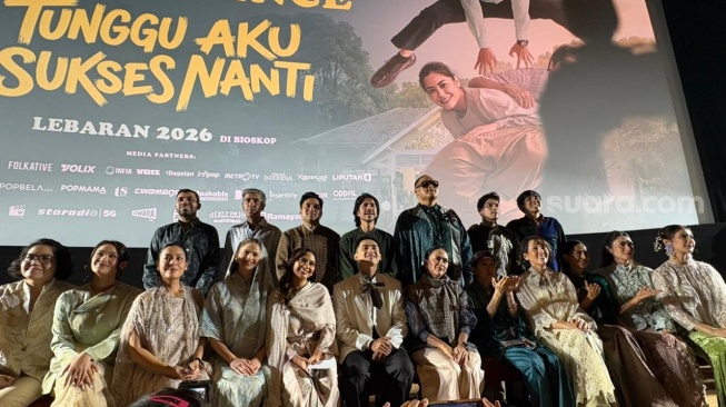 Konferensi pers film lebaran Tunggu Aku Sukses Nanti yang digelar di kawasan Kuningan, Jakarta Selatan pada Senin, 9 Maret 2026. [Suara.com/Tiara Rosana]
