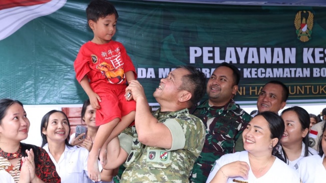 Kepala Staf Angkatan Darat (Kasad) Jenderal TNI Maruli Simanjuntak sejenak bermain dengan anak-anak, di sela-sela  persemian Jembatan Bailey di Desa Sifalago Gomo, Kecamatan Boronadu, Kabupaten Nias Selatan, Sumatera Utara, Selasa (10/3/2026). [Dispenad]