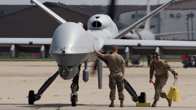 Drone atau pesawat nirawak berharga mahal milik AS, yang diterjunkan saat perang agresi terhadap Iran. [Suara.com]