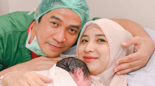 Ricky Perdana dan Chaca Thakya Sambut Kelahiran Anak Ketiga, Si Kecil Dipanggil 'Baby C'