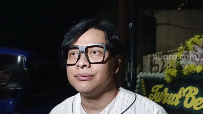 Armand Maulana ditemui di rumah duka Vidi Aldiano kawasan Cilandak, Jakarta Selatan pada Senin, 9 Maret 2026. [Suara.com/Rena Pangesti]