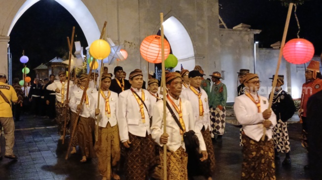 Kirab malam selikuran yang diadakan oleh dua kubu di Keraton Kasunanan Surakarta. (Suara.com/Ari Welianto)