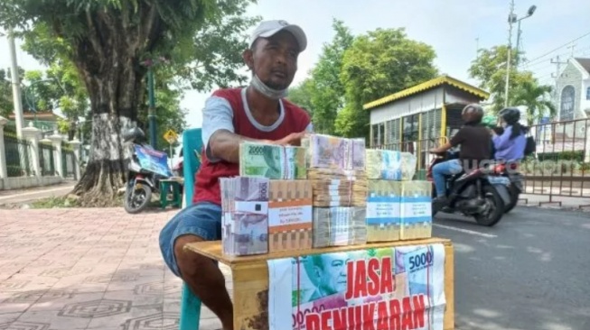 Apa Hukum Tukar Uang Baru di Pinggir Jalan dalam Islam? Hati-Hati Bisa Riba