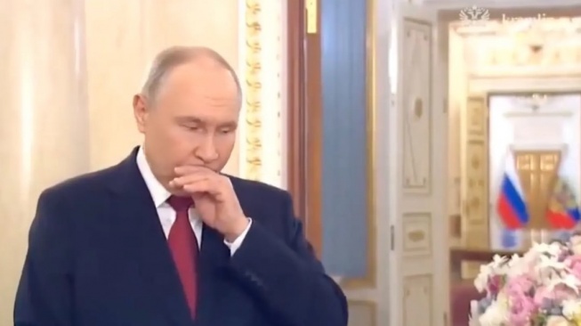 Sebuah rekaman di belakang layar yang menampilkan Presiden Rusia, Vladimir Putin membuat heboh sejumlah neagra di Eropa dan Amerika Serikat. [Tangkap layar Youtube]