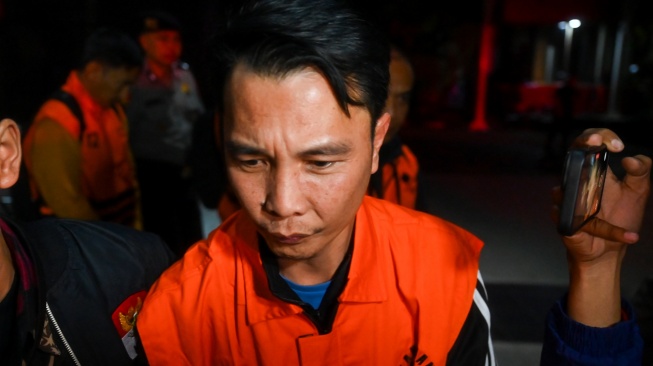 Bupati Rejang Lebong Muhammad Fikri Thobari berjalan menuju mobil tahanan usai menjalani pemeriksaan di Gedung Merah Putih KPK, Rabu (11/3/2026). [ANTARA FOTO/Rivan Awal Lingga/bar]