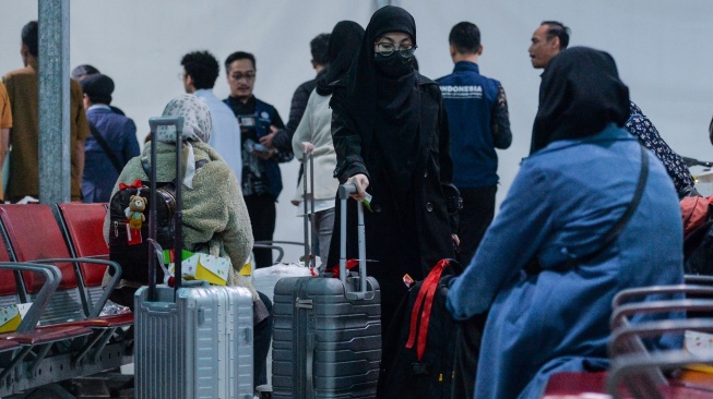 Warga Negara Indonesia (WNI) yang dievakuasi dari Iran menunggu proses pendataan ulang di Terminal 3 Bandara Soekarno-Hatta, Tangerang, Banten, Selasa (10/3/2026). [ANTARA FOTO/Putra M. Akbar/nym]