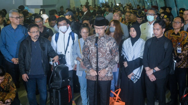 Menteri Luar Negeri Sugiono (tengah) menyampaikan keterangan terkait evakuasi Warga Negara Indonesia (WNI) dari Iran di Terminal 3 Bandara Soekarno-Hatta, Tangerang, Banten, Selasa (10/3/2026). [ANTARA FOTO/Putra M. Akbar/nym]