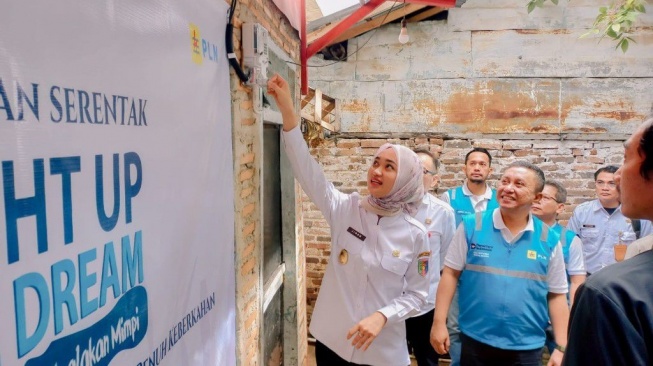PLN Salurkan Sambung Listrik Gratis untuk 2.533 Keluarga Prasejahtera Lewat Donasi Pegawai