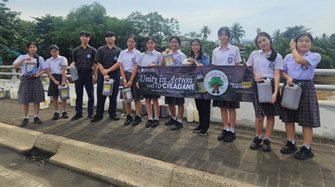 7.000 liter Eco Enzyme dituangkan ke Kawasan Sungai Jeletreng yang bermuara ke Cisadane. (Dok. Alam Sutera)