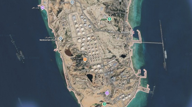 Instalasi penyimpanan minyak mentah dan pelabuhan Iran di Pulau Kharg. Jika diserang dan dikuasai AS dan Israel,  perekonomian Iran diprediksi akan lumpuh dan perang berakhir. [Google Maps]