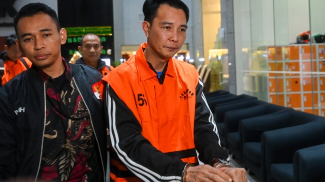 Bupati Rejang Lebong Muhammad Fikri Thobari berjalan menuju mobil tahanan usai menjalani pemeriksaan di Gedung Merah Putih KPK, Rabu (11/3/2026). [ANTARA FOTO/Rivan Awal Lingga/bar]