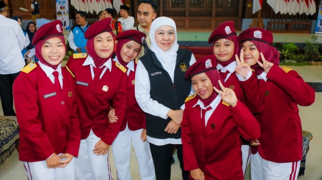 Gubernur Khofifah menyatakan perkembangan teknologi digital yang sangat cepat memberikan banyak manfaat bagi pendidikan dan akses informasi, namun juga membawa risiko yang perlu dikelola secara bijak, terutama bagi anak-anak (Dok: Pemprov Jatim)