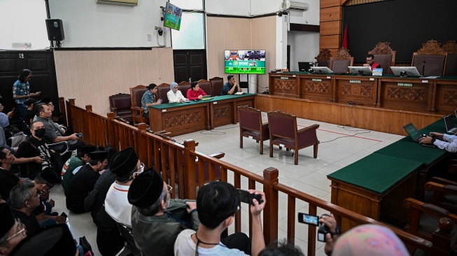 Hakim tunggal Sulistyo Muhamad Dwi Putro (kanan) memimpin jalannya sidang praperadilan atas penetapan tersangka Yaqut Cholil Qoumas oleh KPK di Pengadilan Negeri Jakarta Selatan, Jakarta, Rabu (11/3/2026). [ANTARA FOTO/Fauzan/bar]