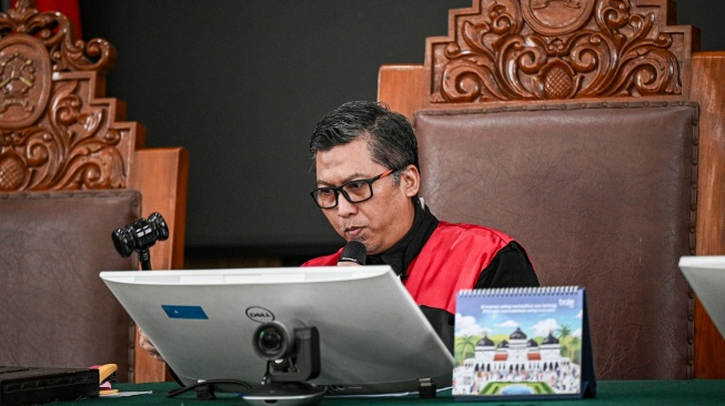 Hakim tunggal Sulistyo Muhamad Dwi Putro memimpin jalannya sidang praperadilan atas penetapan tersangka Yaqut Cholil Qoumas oleh KPK di Pengadilan Negeri Jakarta Selatan, Jakarta, Rabu (11/3/2026). [ANTARA FOTO/Fauzan/bar]