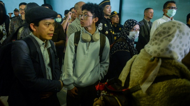 Warga Negara Indonesia (WNI) yang dievakuasi dari Iran menunggu proses pendataan ulang di Terminal 3 Bandara Soekarno-Hatta, Tangerang, Banten, Selasa (10/3/2026). [ANTARA FOTO/Putra M. Akbar/nym]