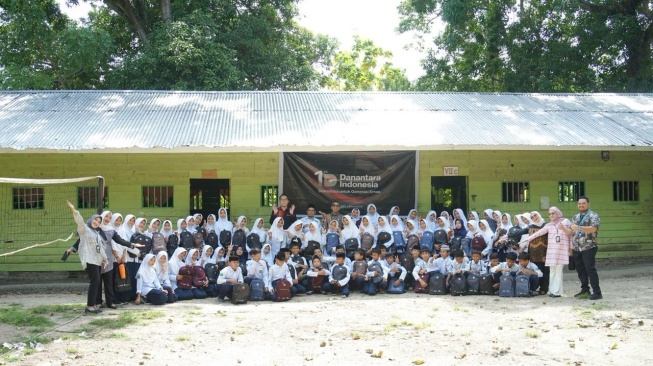 Program penyerahan simbolis 88.000 paket perlengkapan sekolah bagi anak-anak di seluruh Indonesia  secara serentak oleh BUMN di berbagai daerah sebagai bentuk dukungan terhadap akses pendidikan dan persiapan Generasi Emas Indonesia (Dok: PT Pegadaian)