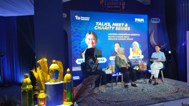 Talk show &ldquo;Lentera Perempuan Berdaya: Ketika Usaha Kecil Menjadi Cahaya Besar&rdquo; bersama dua nasabah PNM Mekaar dalam Iftar PNM (Suara.com/CNR ukirsari)