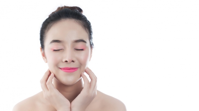 8 Rekomendasi Skincare Terbaik Mencerahkan Wajah di Alfamart, Wajah Glowing Gak Harus Mahal!
