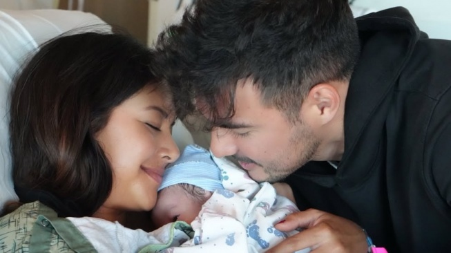 Aurelie Moeremans dan Tyler Bigenho Dikaruniai Bayi Berjenis Kelamin Laki-Laki
