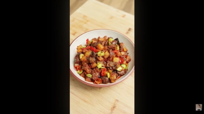 Sambal goreng kentang atu ampela ala Chef Davina Hermawan (YouTube/Devina Hermawan)