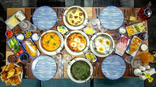 Makanan Berlimpah, Perut Tetap Terbatas: Belajar Menahan Diri saat Berbuka