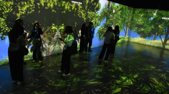 Pengunjung menikmati sajian teknologi digital Immerzoa saat peluncurannya di Museum Zoologi Bogor, Jawa Barat, Rabu (11/3/2026). [ANTARA FOTO/Arif Firmansyah/hma/tom]