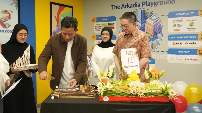 Suasana potong tumpeng dalam perayaan hari ulang tahun (HUT) ke-12 Suara.com di Gedung P46, Palmerah, Jakarta, Rabu 11 Maret 2026. [Suara.com / Novi]