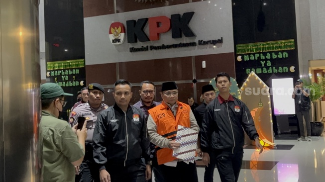 Usai Diperiksa dalam Kasus Haji, Gus Yaqut Ditahan KPK dan Tutupi Borgol Pakai Buku