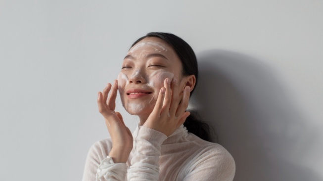 4 Milk Cleanser Terbaik untuk Kulit Sensitif, Lembut dan Minim Iritasi!
