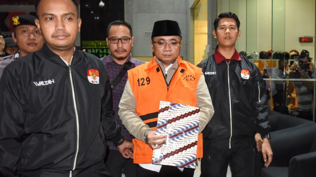 Tersangka kasus dugaan korupsi kuota haji dan penyelenggaraan ibadah haji Yaqut Cholil Qoumas mengenakan rompi tahanan usai menjalani pemeriksaan di Gedung Merah Putih KPK, Jakarta, Kamis (12/3/2026). [ANTARA FOTO/Sulthony Hasanuddin/wsj]