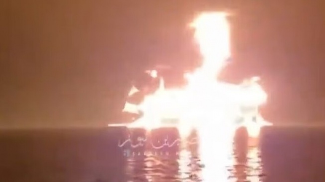 Dua kapal tanker minyak terbakar hebat setelah diserang perahu bermuatan bahan peledak yang dikirim Iran di perairan Teluk. [Tangkap layar X]