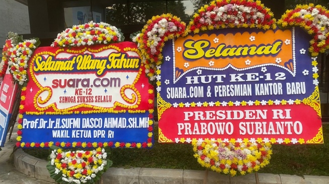 Karangan bunga ucapan selamat HUT ke-12 Suara.com dari Presiden Prabowo Subianto hingga pejabat negara. (Suara.com)
