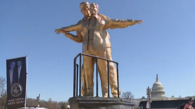 Heboh Patung Donald Trump dan Jeffrey Epstein Bergaya Mesra Ala Jack-Rose Titanic di Washington