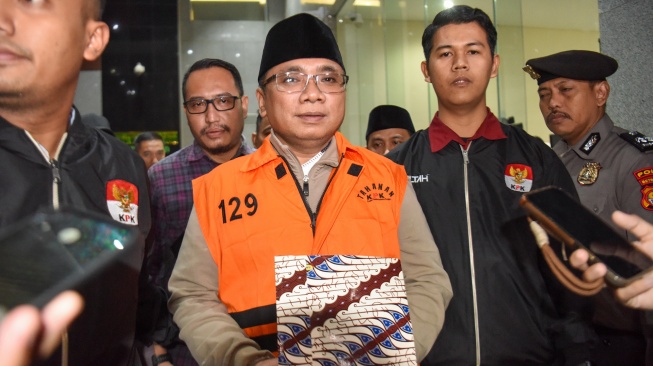 Tersangka kasus dugaan korupsi kuota haji dan penyelenggaraan ibadah haji Yaqut Cholil Qoumas (tengah) mengenakan rompi tahanan usai menjalani pemeriksaan di Gedung Merah Putih KPK, Jakarta, Kamis (12/3/2026). [ANTARA FOTO/Indrianto Eko Suwarso/wsj]