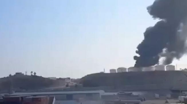 DUAAARRR! Tanki BBM di Pelabuhan Oman Diserang Drone Peledak Iran, Api Berkobar