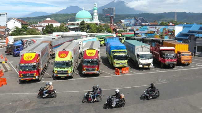 Sejumlah truk antre memasuki kapal untuk menyeberang di Pelabuhan Ketapang, Banyuwangi, Jawa Timur, Rabu (11/3/2026).  [ANTARA FOTO/Budi Candra Setya/bar]