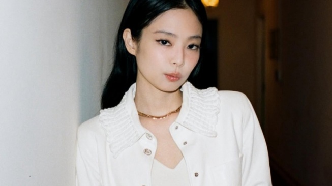 Gaya Kemeja ala Jennie BLACKPINK: Dari Gaya "Bangun Tidur" Jadi Effortless Chic