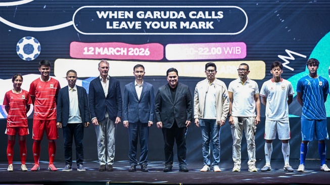 Menteri Pemuda dan Olahraga Erick Thohir (kelima kanan), Sekjen PSSI Yunus Nusi (ketiga kiri), anggota EXCO PSSI Arya Sinulingga (ketiga kanan), CEO Kelme Indonesia Kevin Wijaya (keempat kanan), Chairman and CEO of Kelme Global Clinton KE (kelima kiri) dan Vice-Chairman of Kelme Global Borja Garcia-Nieto berfoto bersama pemain Timnas Indonesia saat peluncuran jersi baru Timnas Indonesia di Kompleks Gelora Bung Karno, Senayan, Jakarta, Kamis (12/3/2026). [ANTARA FOTO/Fauzan/wsj]
