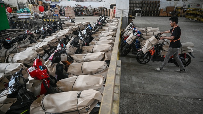 Pekerja mendorong sepeda motor milik peserta Mudik Motor Gratis (Motis) 2026 saat dilakukan penataan di Stasiun Jakarta Gudang, Jakarta, Kamis (12/3/2026). [ANTARA FOTO/Fauzan/wsj]