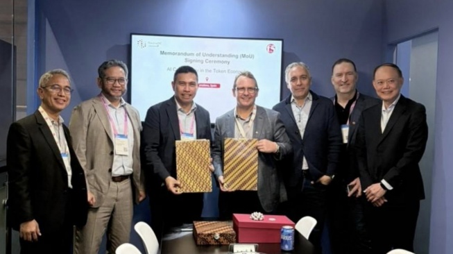 CEO NeutraDC Andreuw Th.A.F. (ketiga dari kiri) dan Chief Revenue Officer F5 Chad Whalen(keempat dari kanan) menandatangani Nota Kesepahaman (MoU) pada rangkaian agenda Mobile World Congress (MWC). Disaksikan langsung oleh Direktur Strategic Business Development & Portfolio Telkom Seno Soemadji (kedua dari kiri) di Barcelona, Selasa (3/3/2026) (Dok: Telkom)