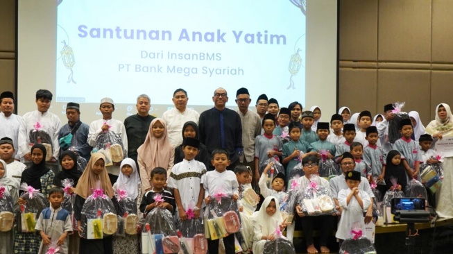Bank Mega Syariah Menggelar santunan di momen ramadan.